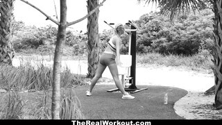 TheRealWorkout - Fitnesz vlogger és a termetes bőrös virsli esete