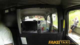 Faketaxi - szőrös pinájú milf gádzsi kefél egyet
