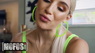 MOFOS - Abella Danger szőrös picsája megbaszva