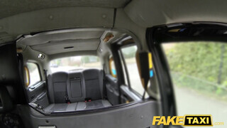 Fake Taxi - ausztrál pipi a szabadban is imádja csinálni