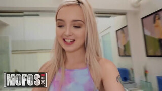 MOFOS - Lexi Lore derekasan popó lyukba kurelva