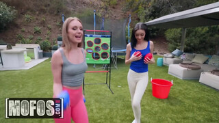MOFOS - Daisy Stone és Scarlett Bloom édeshármasban szeretkeznek