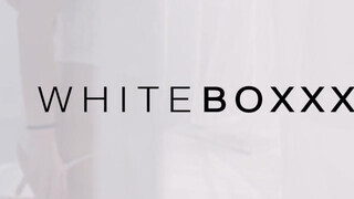 WHITEBOXXX - Nancy beleül a gigantikus farokba