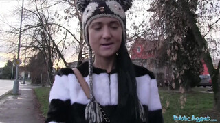 Public Agent - aranyos orosz gádzsi az utcáról