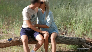 Veronika Charm - Világos Szőke barinő a parkban szop