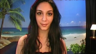 Mia Sanchez feldug egy gigászi műfütyit