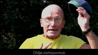 Idős tata segg lyukba dugja a vadító tinit
