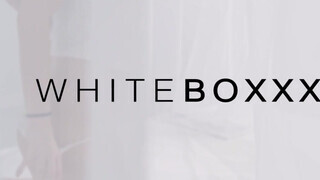 WhiteBoxxx - nagymellű tinicsaj az takaró alatt maszturbál