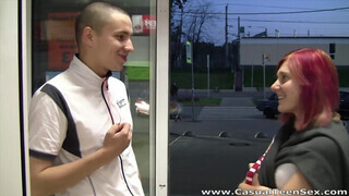 Casual Tini Porno - egy gyors menet a lila hajú csajjal