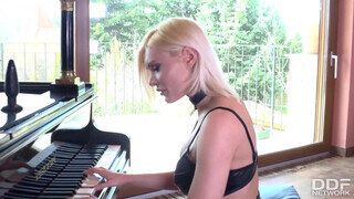 Kitana Lure három pasassal kúr