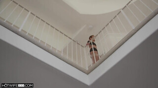 HOTWIFEXXX - Rövid hajú háziasszony megdöngetve