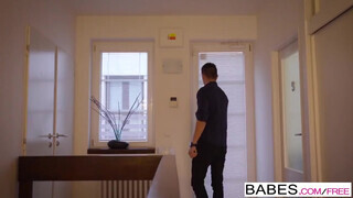 Babes - Paula Shy a gigászi csöcsű nőci