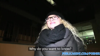 PublicAgent - Kívánatos szemüveges szöszi