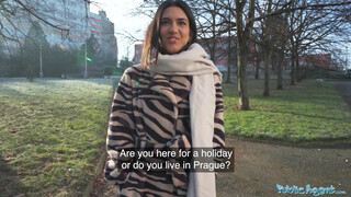 Public Agent - Lena Coxx borotvált picsája megkúrva
