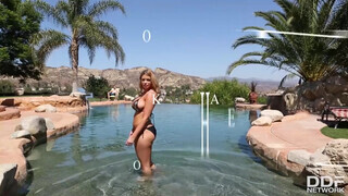 Brooklyn Chase bekúrva a medence partján