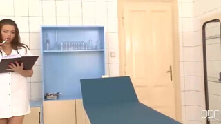 Csöcsös nővérke segglyukba kefélve