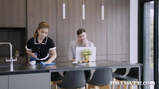 Private com - Marina Gold a gigantikus popós szobalány