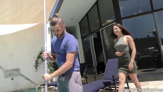 Abella Danger a palija előtt kupakol