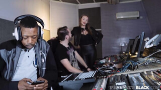 PrivateBlack - Stacy Cruz élvezi a gigantikus kukacot