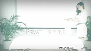 PrivateBlack - Julia Rocka a vonzó masszőr csajszi