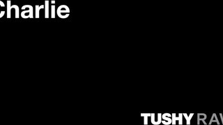 TUSHYRAW - Charlie a bájos világos szőke milf