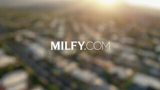 MILFY - Savannah Bond óriási farokkal popsiba kefélve