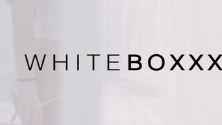 WHITEBOXXX - csodaszép, csábító csajszi az ágyban