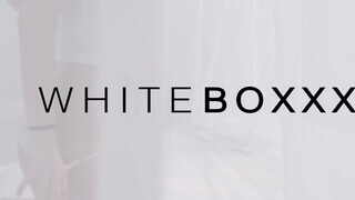 WhiteBoxxx - Lena Reif a gigászi kannás orosz maca
