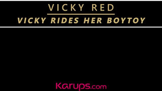 Vicky Red fiatal ürgével kúr