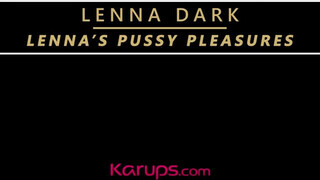 Lenna Dark egy termetes dildóval peckezik