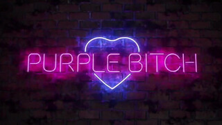Purple Bitch keményen segg lyukba kurelva