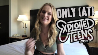 Karla Kush a termetes didkós fiatal pipi