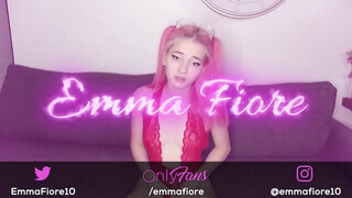 Emma Fiore gigászi dildókat nyom a valagába