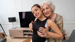 Fiatal bige és a 70 éves nagymama