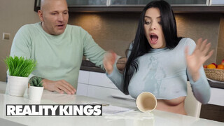 REALITY KINGS - Kira Queen a szomszéd krapekkal kupakol