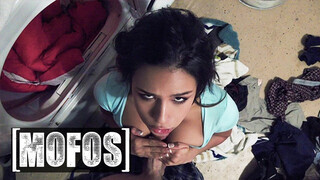 Mofos - Autumn Falls csöcsbe és punciba reszelve