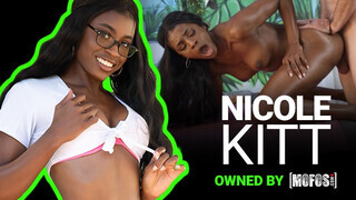 Mofos - Nicole Kitt a bombázó gigantikus kannás barna csajszi