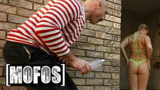 MOFOS - Harley King a dögös világos szőke tini maca