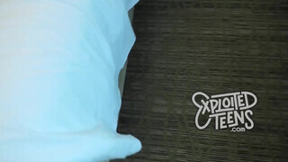 Ez az apró vörös tini tökéletes pici mellekkel falloszt szop