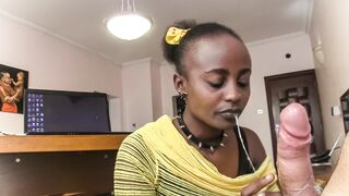 Nyakörves barna kéjhölgy nyáladzik a főnök rúdján