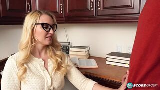 Vonzó 40-es Julia Robbie és a fiatal pasas