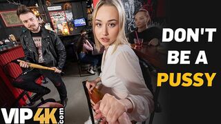 Bátor világos szőke pornósztár döngeti idegen ürgét a bárban