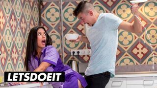 A vonzó szobalány Jade Presley kitakarít és cumizza a termetes faszkat a forró szálláson