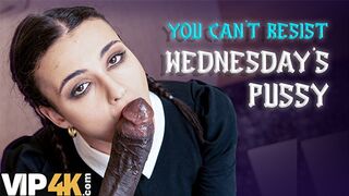 Lispy wednesday kettyintette a nevelő apa hatalmas faszát mint egy igazi kutyaként