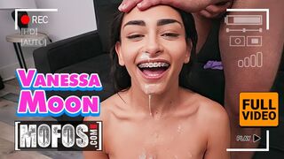 Karcsú fekete Vanessa Moon megküzd jmac termetes farkával minden pózban