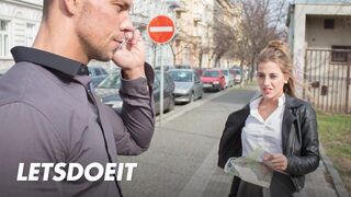 Lenyűgöző turista Silvia Dellai mélyen megkúrelva egy helyi fószer által