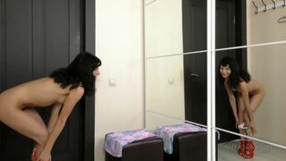 Tini gádzsi szőrös puncival masturbál a tükör előtt