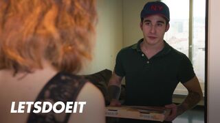 Megcsaló muff Arian Joy először a barátját baszogatja, aztán a kézbesítő krapek megdugja jól