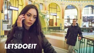 Arwen Gold szűk punciba vágyik egy külföldi bréje kalandra