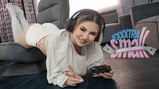 Kicsike tini bige Aria Banks elkapja magas mostohabátyját Chris Epicet, aki a szobájában veri a rúdja